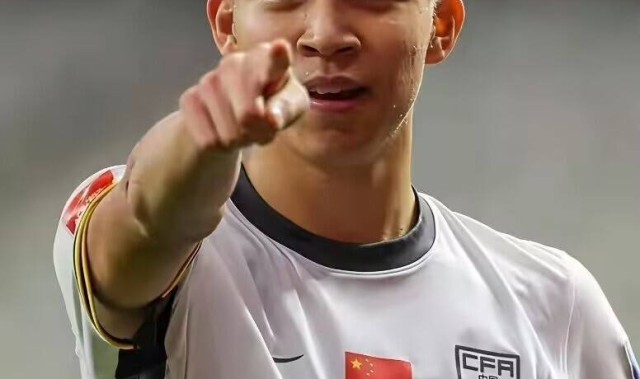 王钰栋拒绝了德甲豪门合同！月薪3000到5000欧元，王钰栋父亲：踢不上球，去欧洲做什么？