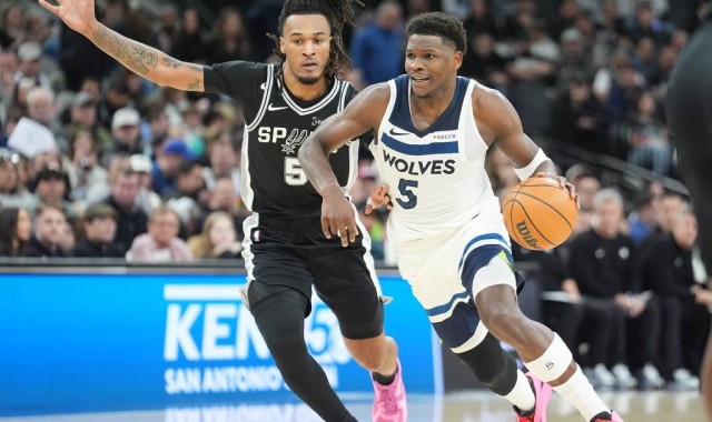 生涯新高竟成空砍！爱德华兹55分仍难奈马刺 末节26分